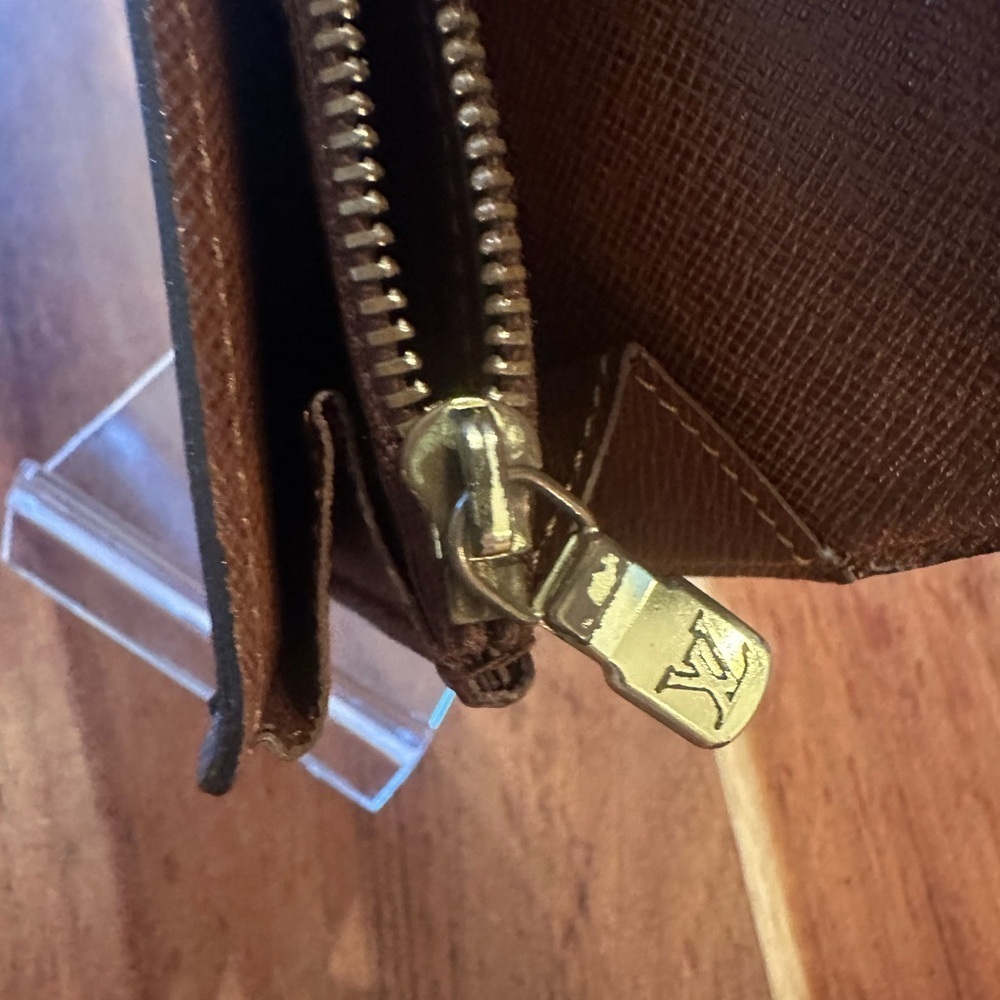 Authentic Louis Vuitton Monogram Sarah Wallet from 2002 - Picture 5 of 9